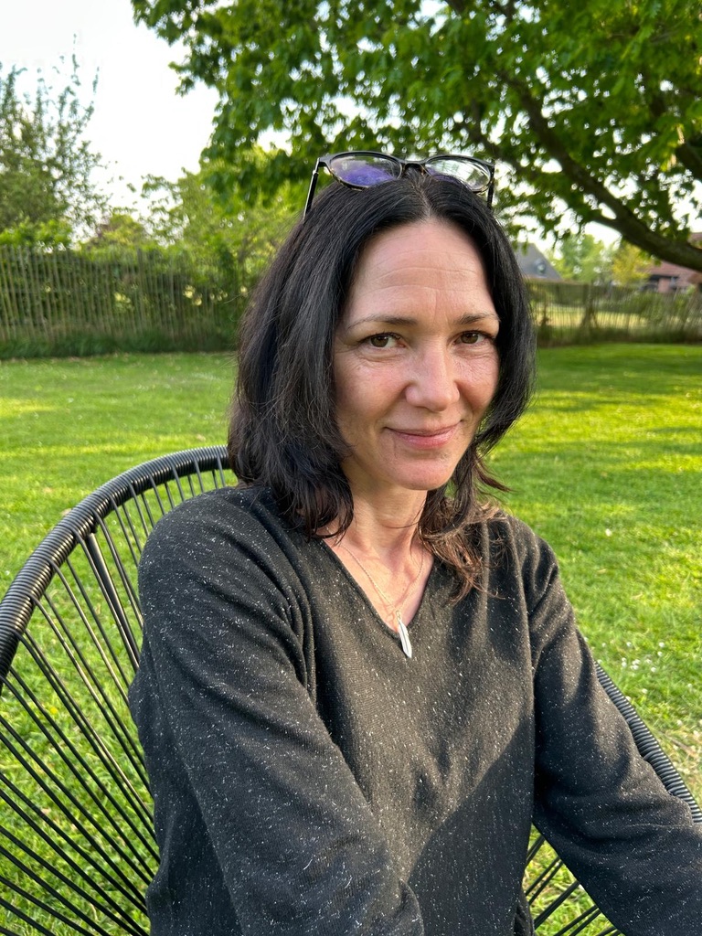 Corentine — portrait extérieur, sourire