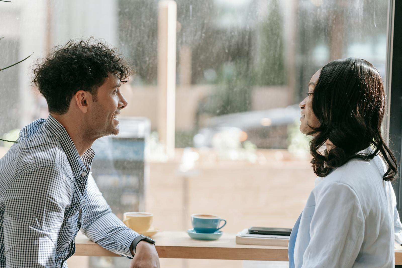 Discussion mixte et authentique dans un café, ambiance chaleureuse
