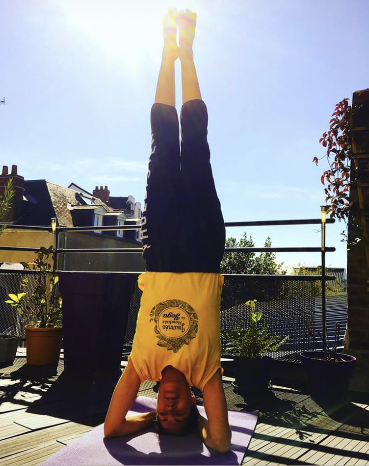 Corentine en posture sur la tête (yoga), extérieure, ensoleillée