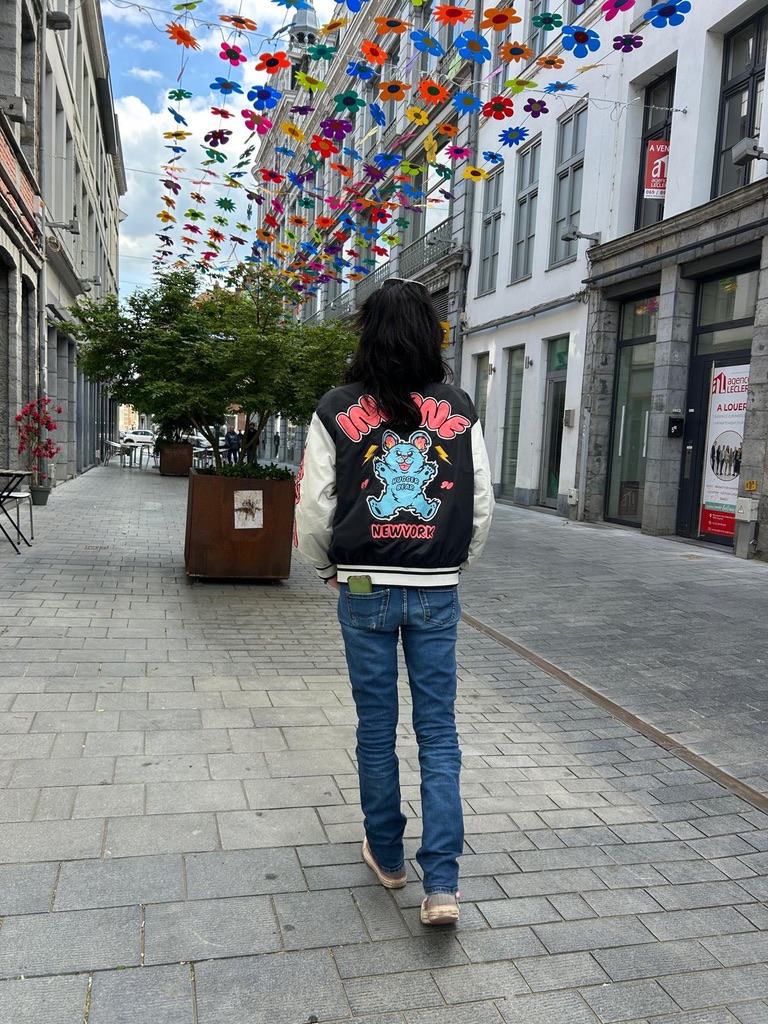 Corentine — veste colorée, de dos, marche